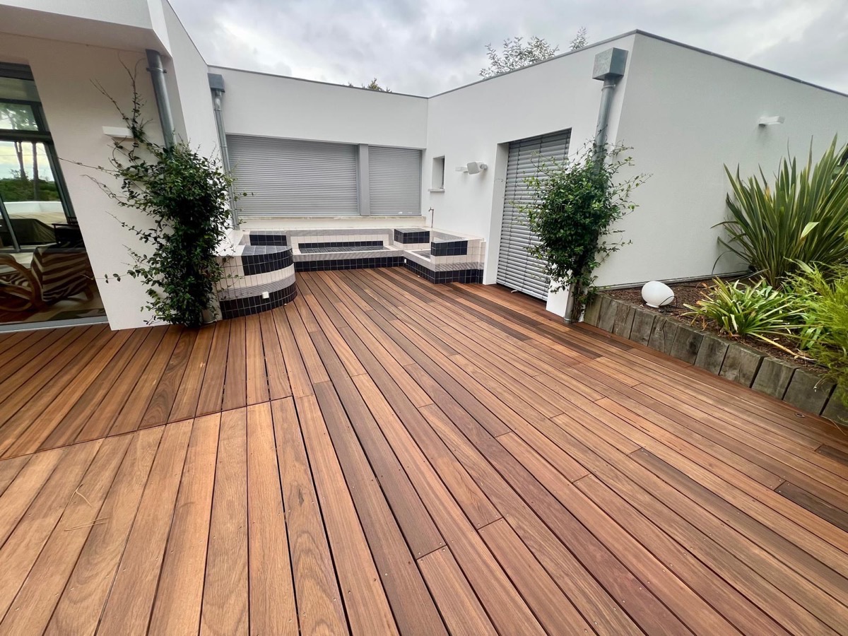 Terrasse bois nettoyée — maison moderne