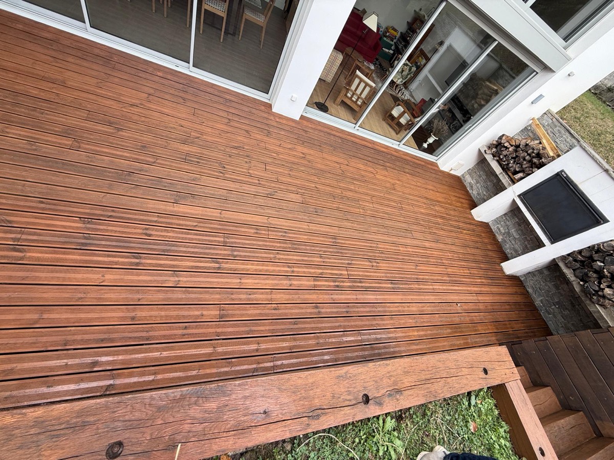 Terrasse bois huilée et protégée devant une baie vitrée